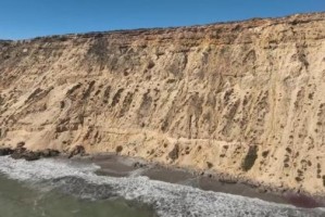 在西澳霍洛克斯海滩附近，一辆四轮驱动越野车从悬崖上坠落，造成两人死亡 