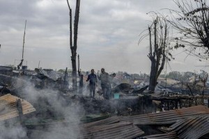在印度旅游胜地湖上，船屋着火，三人死亡 