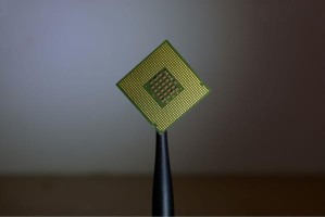 绿色和平组织表示，大型科技供应商需要加快减排速度 