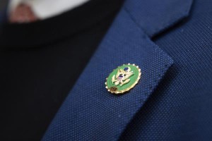 民主党称共和党抛弃的绿别针有隐藏信息 