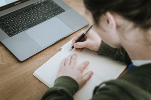 美国官员称2022年美国向印度学生发放了创纪录的14万份签证 