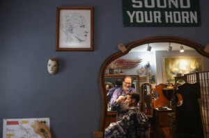 西方理发店(Occidental)的伯尼•西•巴伯(Bernie Thy Barber)邀请顾客进入店内，进行新鲜的理发和愉快的交谈 