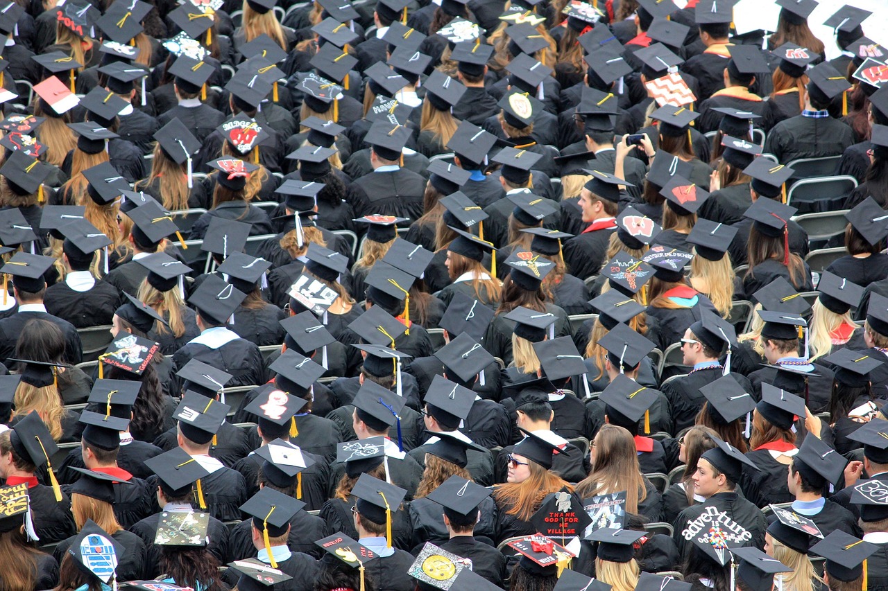 马恒达大学在第二届年度毕业典礼上授予毕业生学位 